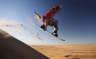 Les dunes de Namibie se prêtent parfaitement au sandboarding.